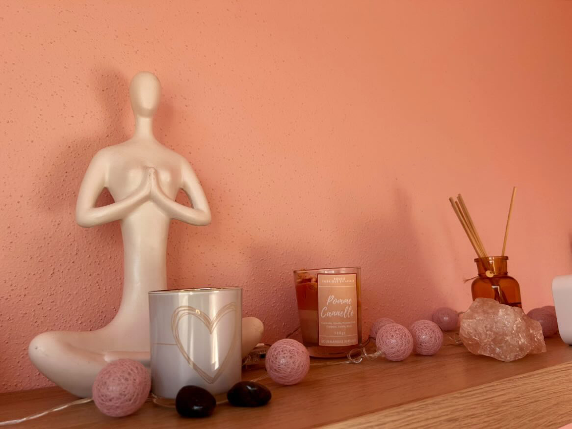 Décoration zen du cabinet : statuette, bougies et quartz rose